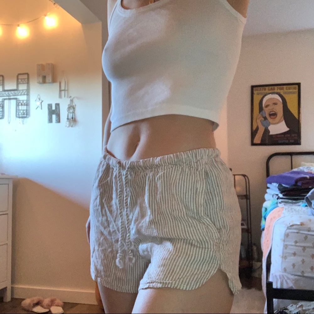 Linen brandy Melville shorts with pockets!